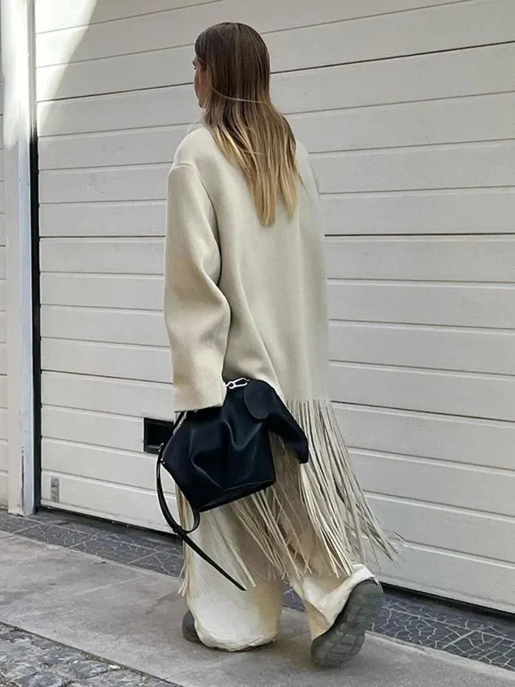 Stilla | Elegant og Varm Damefrakke Af Uld Med Pomponer og Frynser