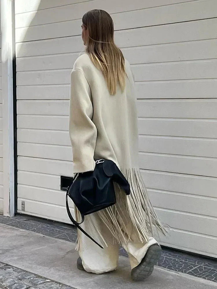 Stilla | Elegant og Varm Damefrakke Af Uld Med Pomponer og Frynser