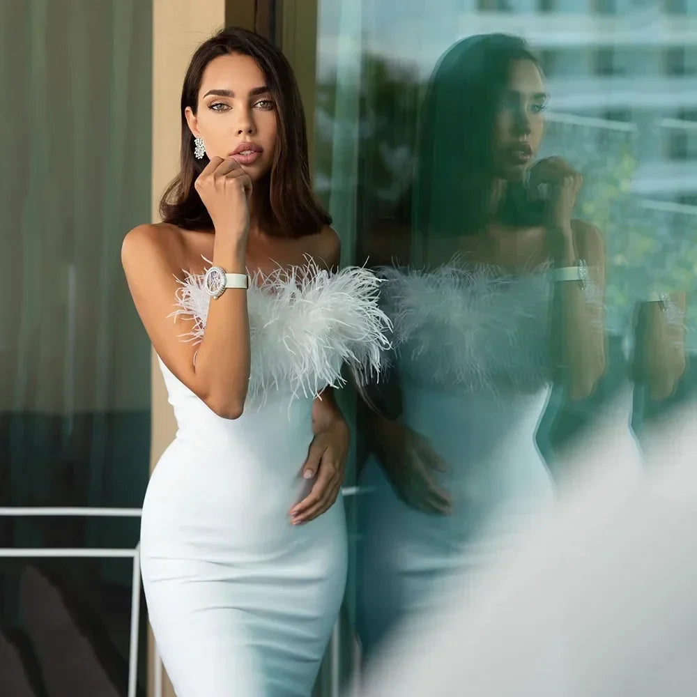 Stilla | Elegant Strapless Kjole Med Fjer