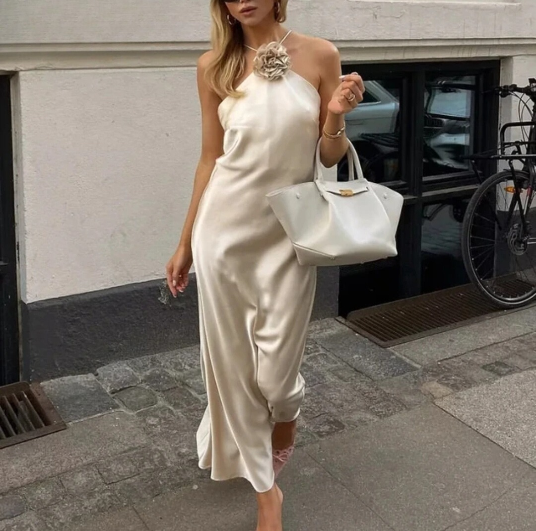Stilla | Satin Kjole Med Off Shoulder Stropper