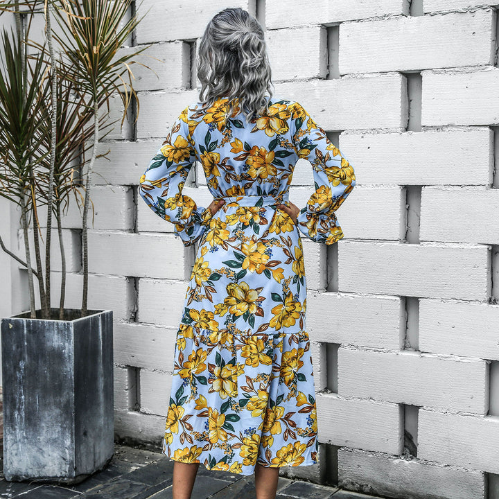 Dame maxikjole med florale flæsedetaljer og snørelukket dekolleté Stilla