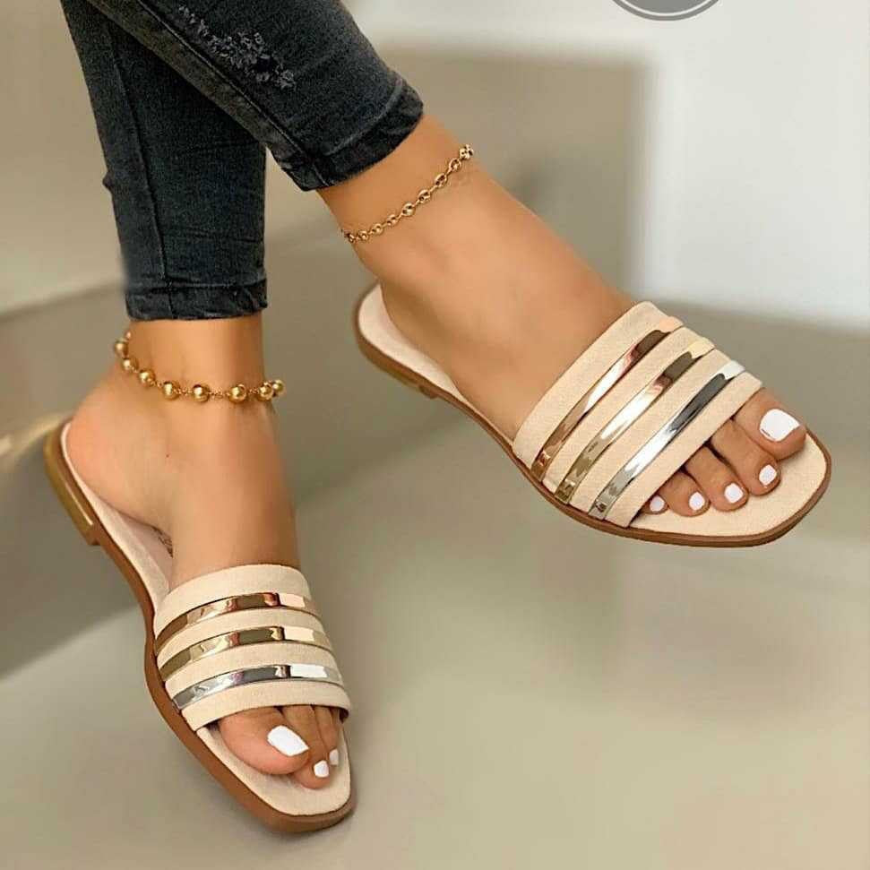 Dame nan flade slip-onsandaler med flerede metallicstriber og polstret komfortfodbed Skovae