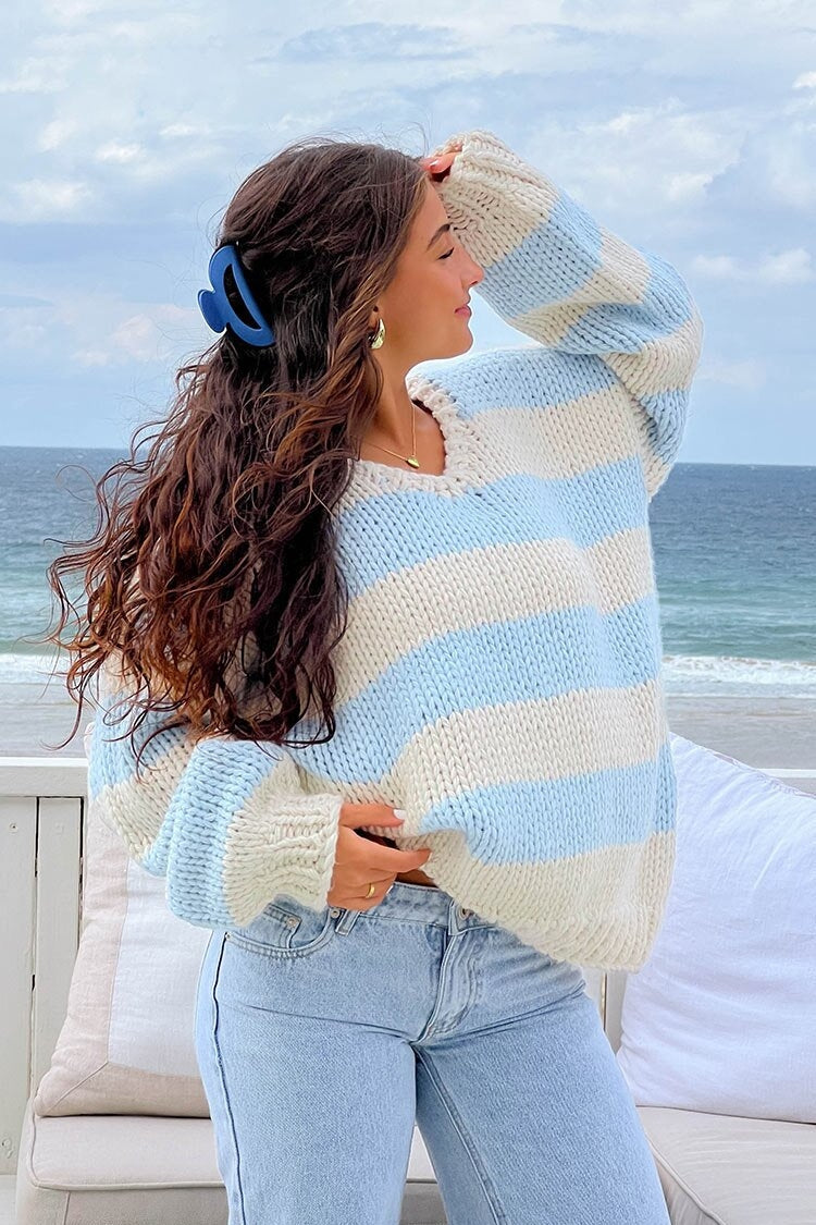 Stilla | Stribet strikpullover med off-shoulder design Lækker efterårsstrikpullover