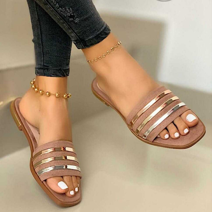 Dame nan flade slip-onsandaler med flerede metallicstriber og polstret komfortfodbed Skovae