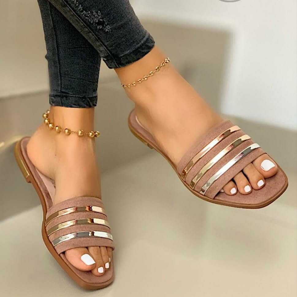 Dame nan flade slip-onsandaler med flerede metallicstriber og polstret komfortfodbed Skovae