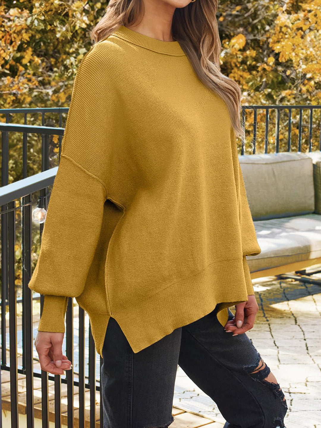 Stilla | Rundhals Pullover med Slids og Faldende Skuldre