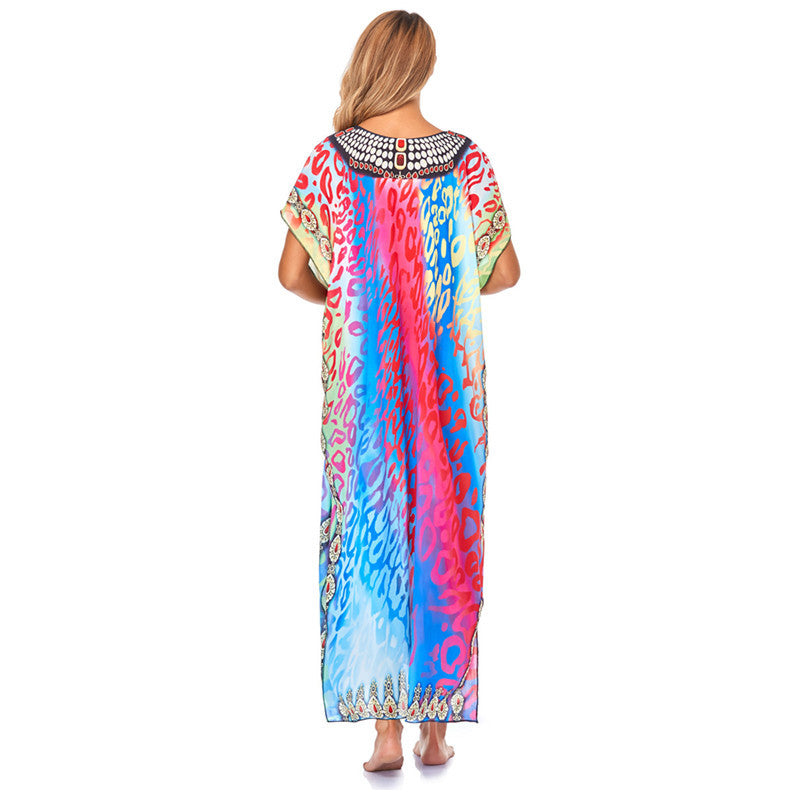 Dame luftig strandkaftan med farverig mønsterblanding og elegant smykkedesign Stilla