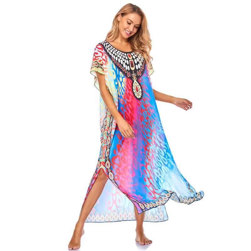 Dame luftig strandkaftan med farverig mønsterblanding og elegant smykkedesign Stilla