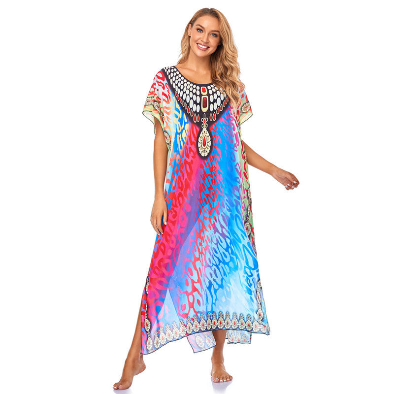 Dame luftig strandkaftan med farverig mønsterblanding og elegant smykkedesign Stilla