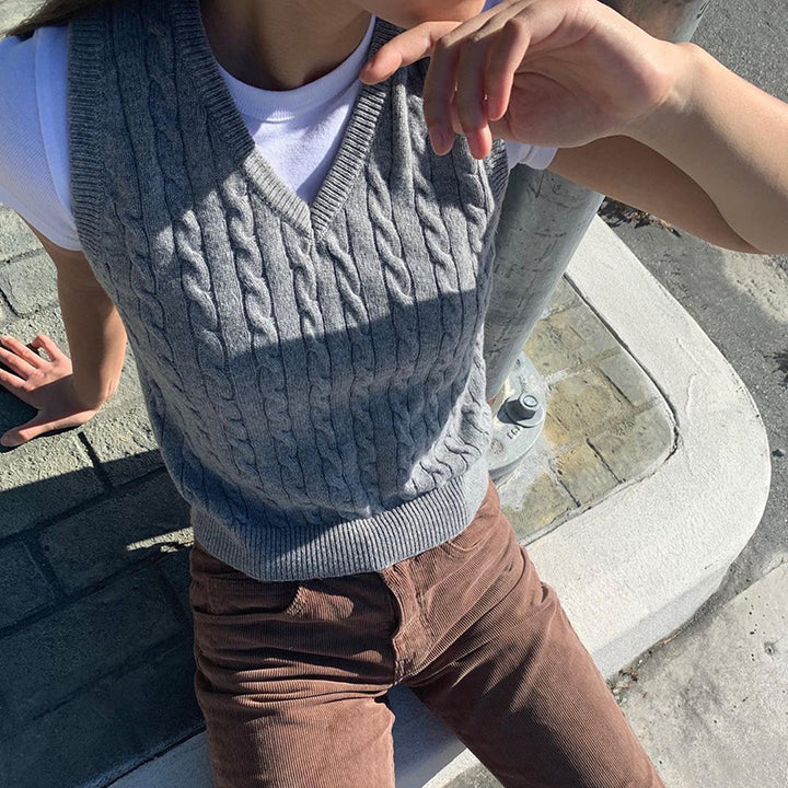 Dame strik-crop-top med v-halsudskæring og fletmønster Skovae