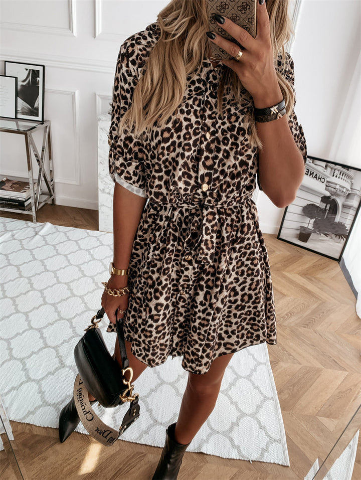 Femme Chic Knap skjorte Mini kjole med statement tryk og bælte Stilla