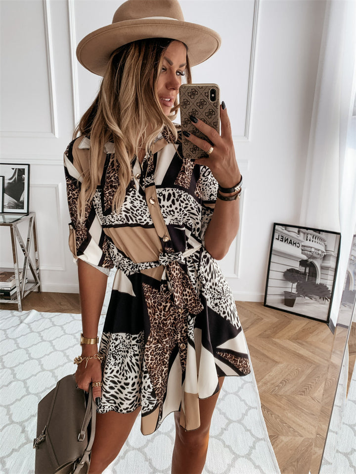 Femme Chic Knap skjorte Mini kjole med statement tryk og bælte Stilla