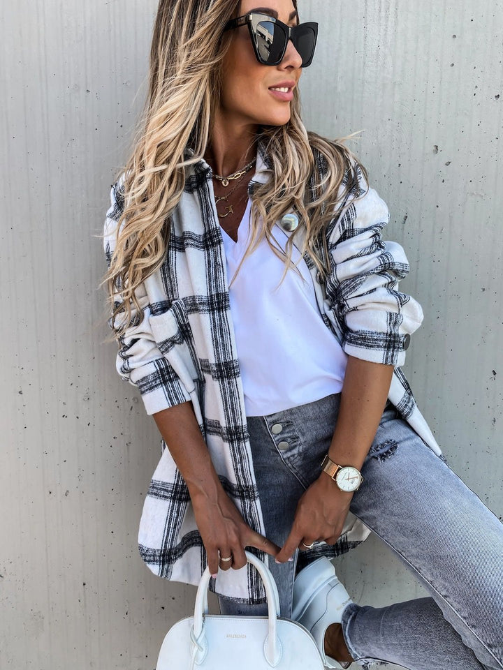 Dame afslappet ternet bluse i oversized snit med knapdetaljer Stilla