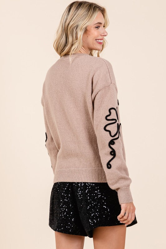 Stilla | Striktrøje med Floral Broderi