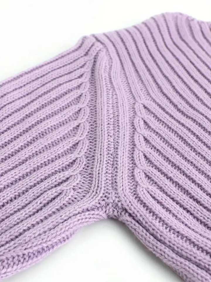 Stilla | Pullover i ribstrik med asymmetrisk udskæring