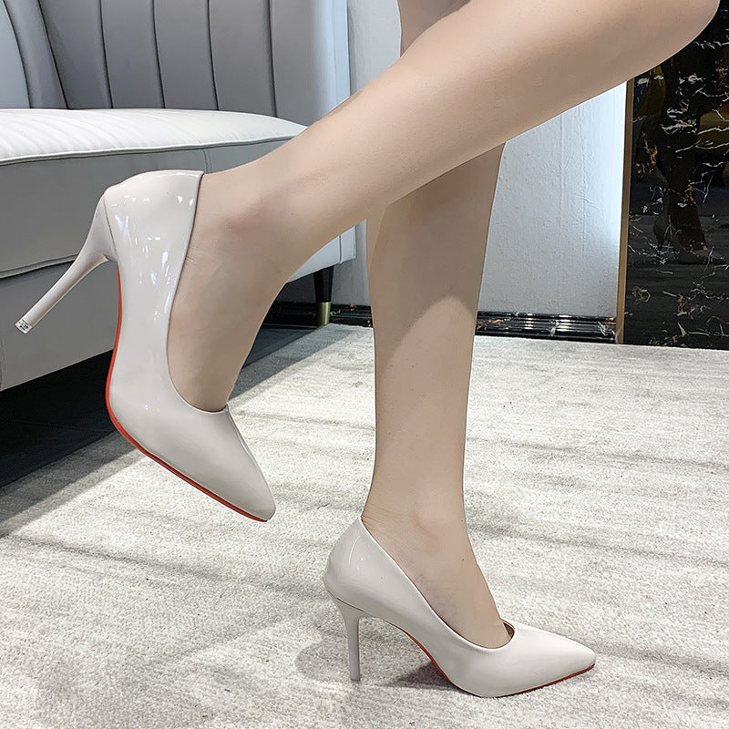 Dame High-Heel Pumps med skinnende overflade og spids design Stilla