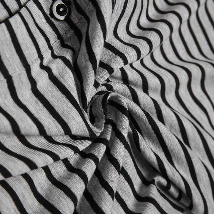 Herrer pyjamas med moderne stribemønster og praktisk knaplukning Stilla