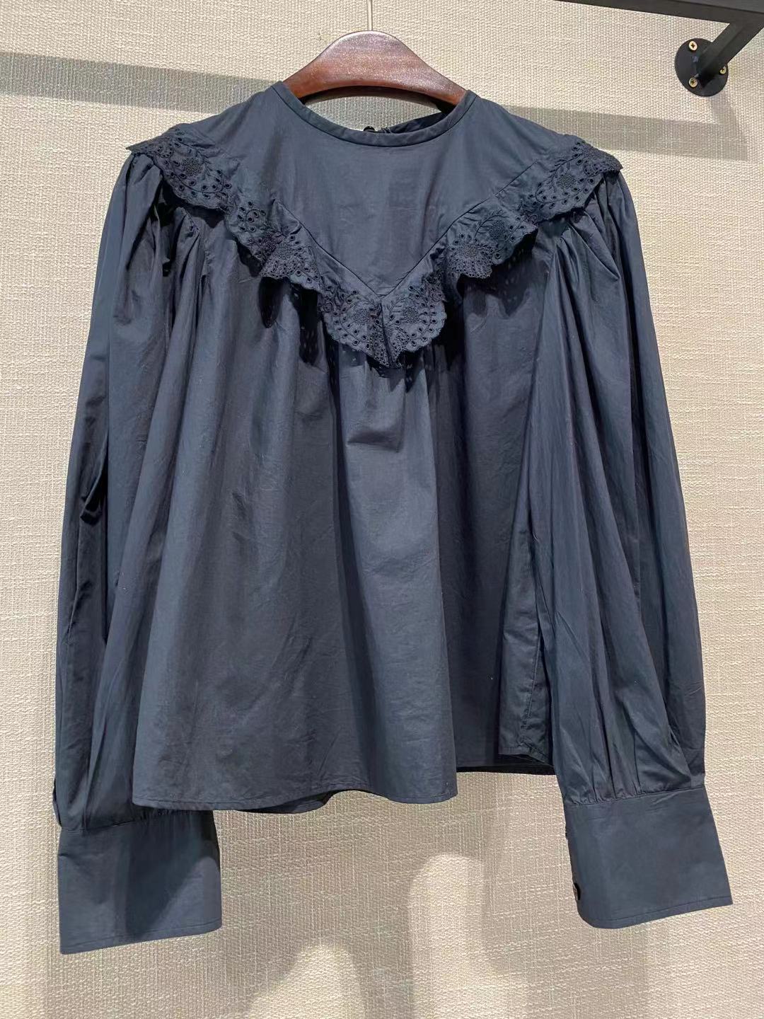 Damebluse med voluminøse puffærmer og romantisk hulmønster Stilla