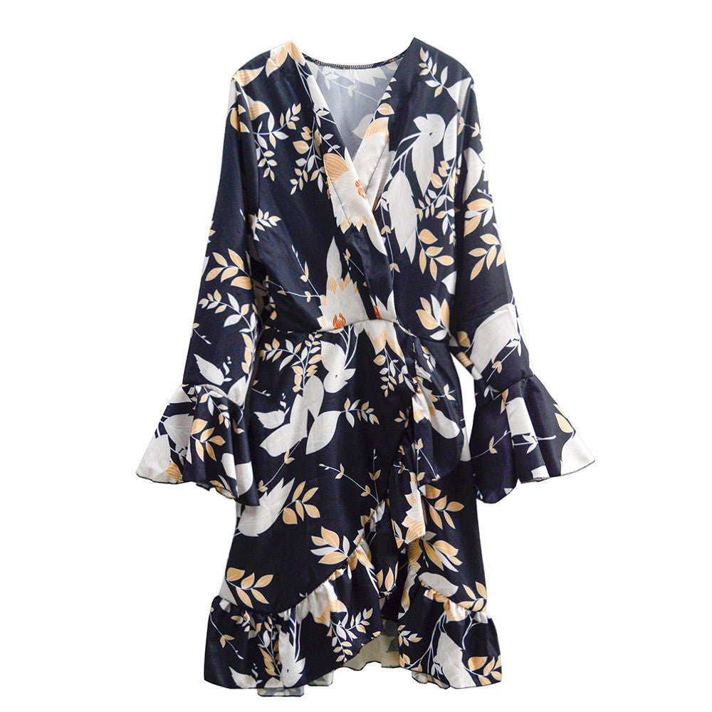 Damer wrap kjole med blomsterdesign og flæsedetaljer Skovae