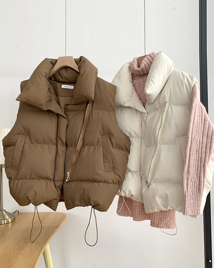 Stilla | Ensfarvet ærmeløs quilted jakke med lynlåslomme