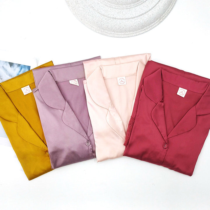 Dame Satin-Kimono med elegante blondeudsmykninger Stilla
