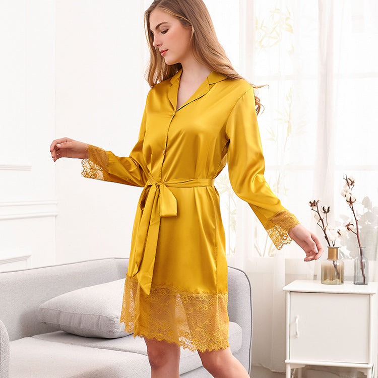 Dame Satin-Kimono med elegante blondeudsmykninger Stilla