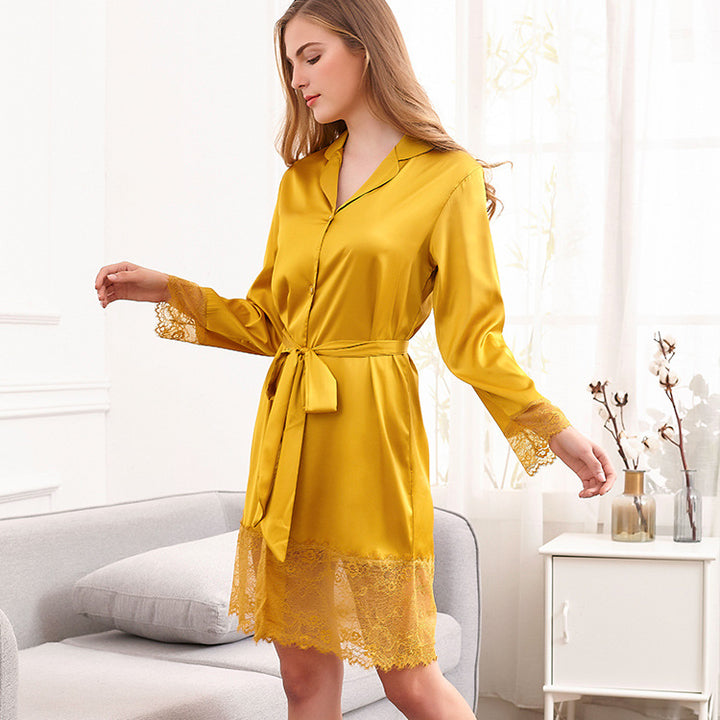 Dame Satin-Kimono med elegante blondeudsmykninger Stilla