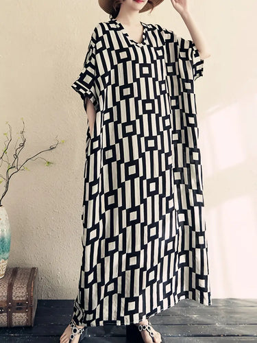 Stilla | Boho Chic Geometrisk Kaftan Sort Hvid Maxikjole Med V-Udskæring