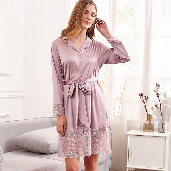 Dame Satin-Kimono med elegante blondeudsmykninger Stilla