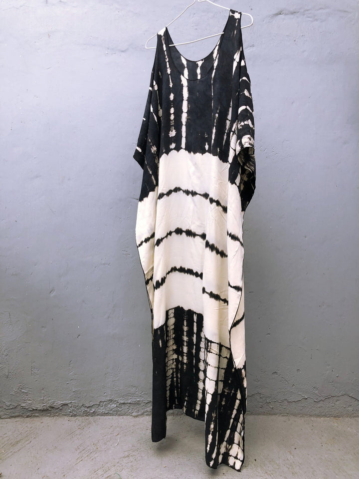 Dame maxikjole med asymmetrisk snit og kunstnerisk batikdesign Stilla