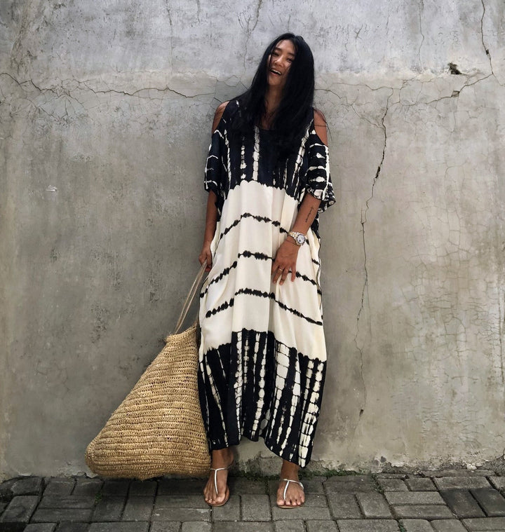 Dame maxikjole med asymmetrisk snit og kunstnerisk batikdesign Stilla