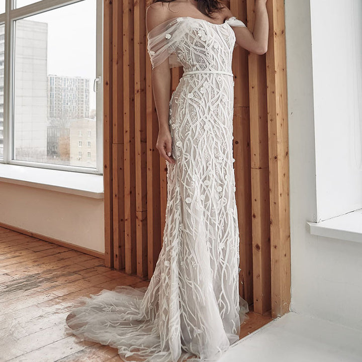 Dame brudekjole med fine spids applikationer og off-shoulder design Stilla