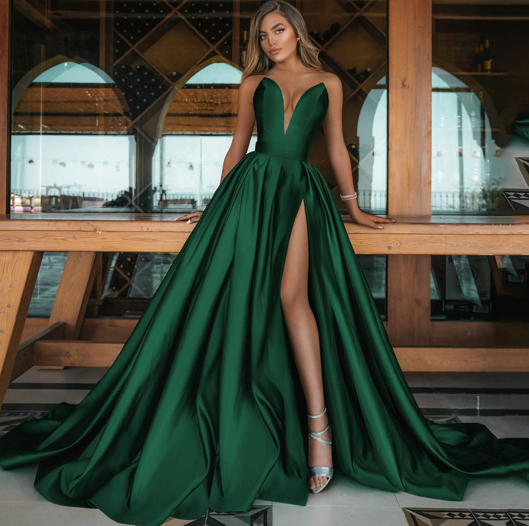 Dame Festkjole med dyb V-hals og høj slidse Stilla