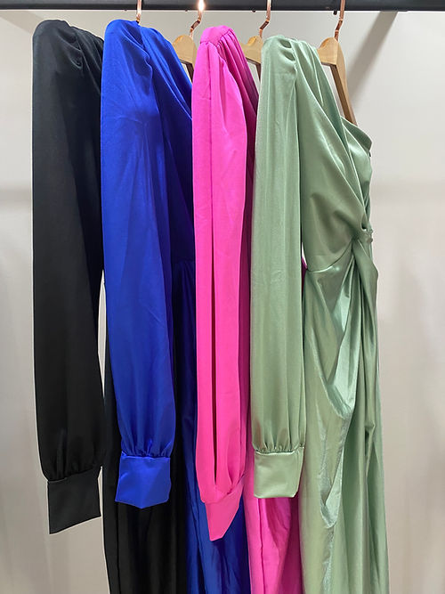Stilla | Satin kjole med glans