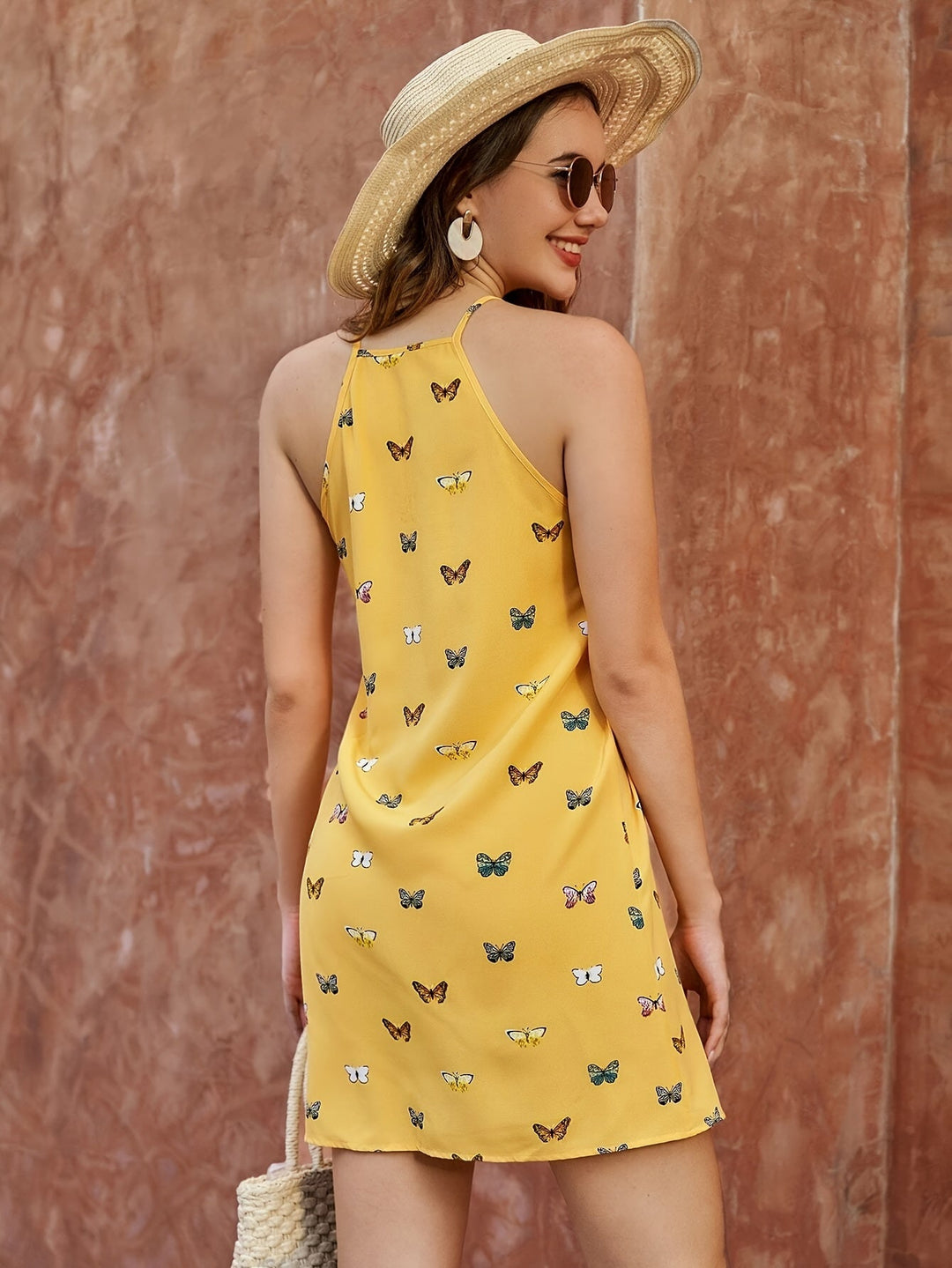 Stilla | Elegant Gul Damekjole Med V-Hals Og Sommerfugleprint