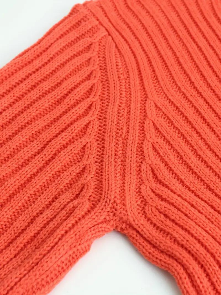 Stilla | Pullover i ribstrik med asymmetrisk udskæring