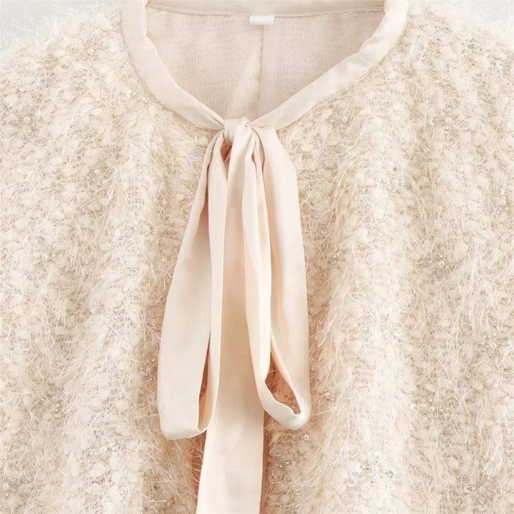 Stilla | Textureret Boucle Kappe Med Sløjfedetalje
