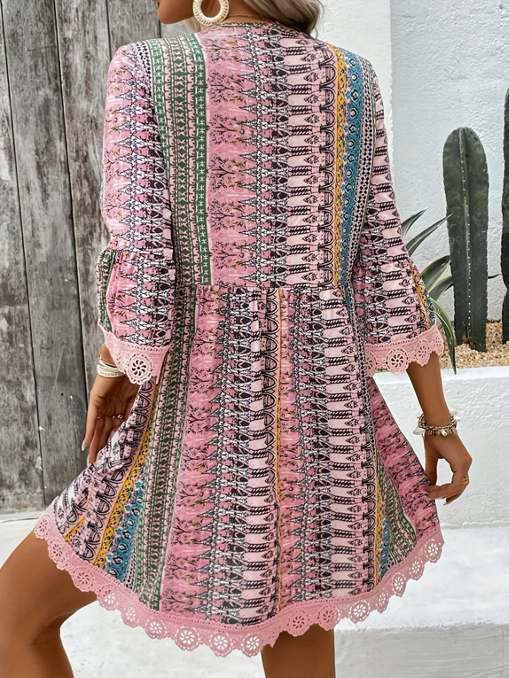 Stilla | Elegant Kjole Med V-Hals Og Blonder. Let Sommerkjole Farverige Striber