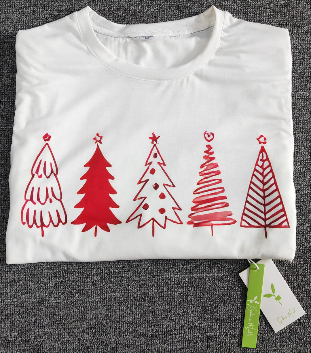 Stilla | Fröhlicher Weihnachtsbaum Mit Weiß-rotem Mehrfachspitze