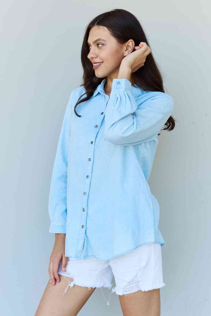 Stilla | Blue Jean Baby Denim Knappe Ned Shirt Top i Lys Blå