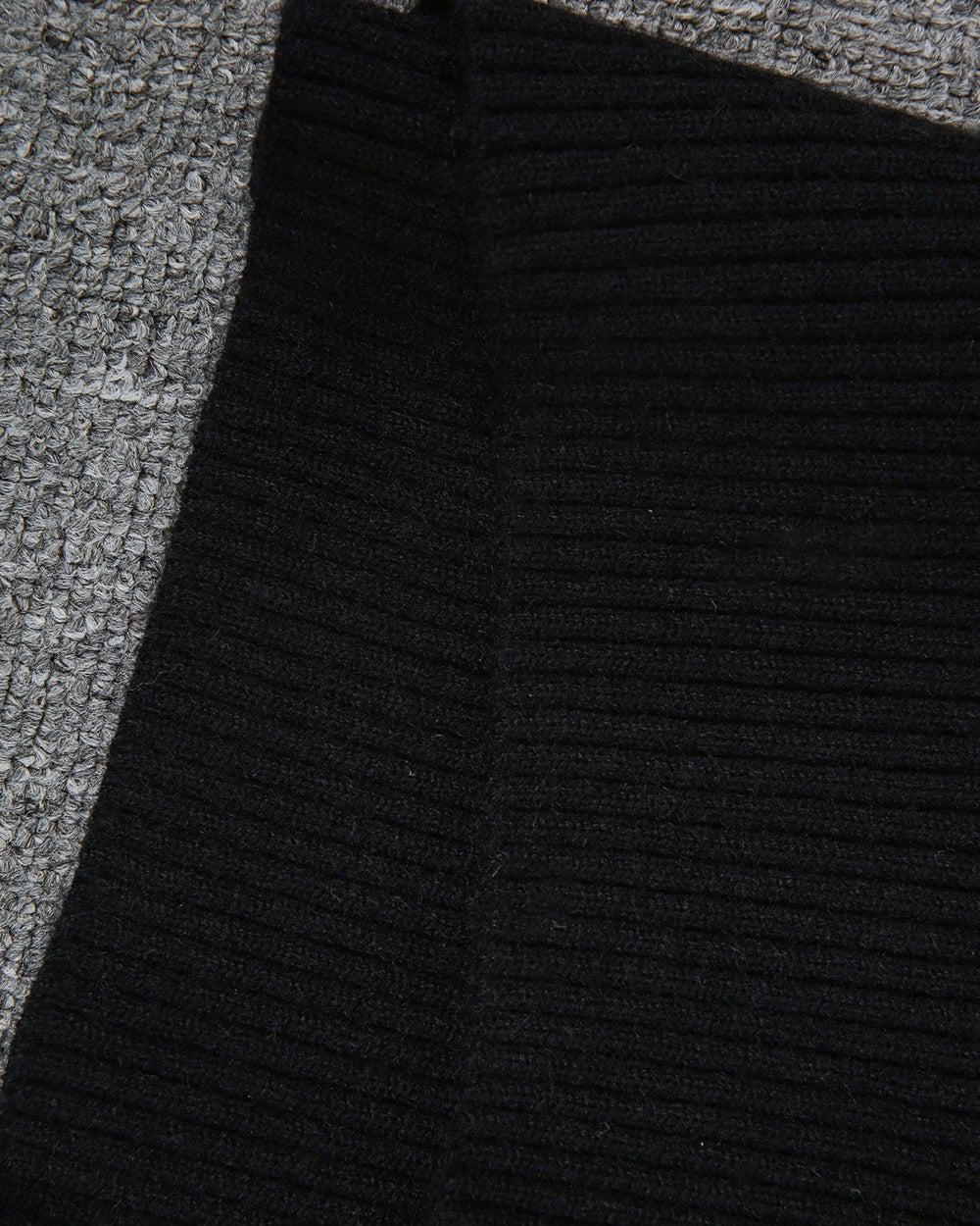 Stilla | Sort Ensfarvet Pullover Med Lange Ærmer og Høj Udrigning