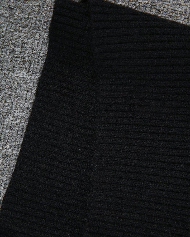 Stilla | Sort Ensfarvet Pullover Med Lange Ærmer og Høj Udrigning