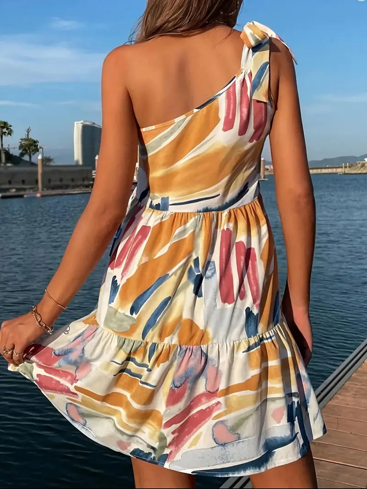 Stilla | Elegant Sommerkjole Med Én Skulder, Geometrisk Print, Asymmetrisk Udskæring Og Flæser