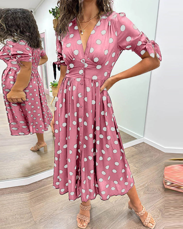 Stilla | Kjole Med Prikker Og Dyb V Hals Enestående Elegance Og Stil!
