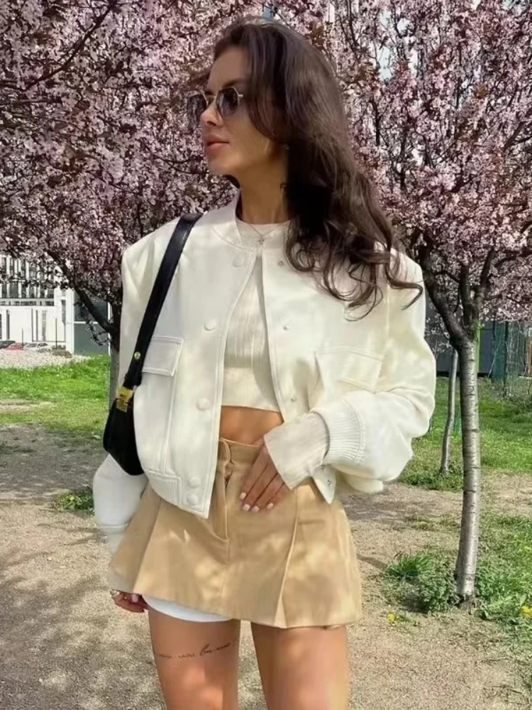 Stilla | Kort bomberjakke med knaplukning og frontlommer til damer
