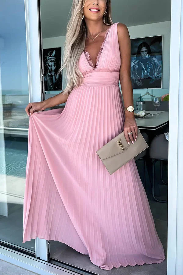 Stilla | Elegant Langt Kjole Med V-Hals Plisseret Design Og Blonde Accenter