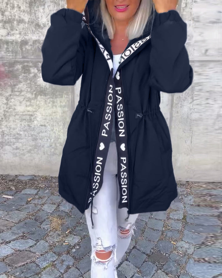 Stilla | Damejakke med snor og bogstavtryk