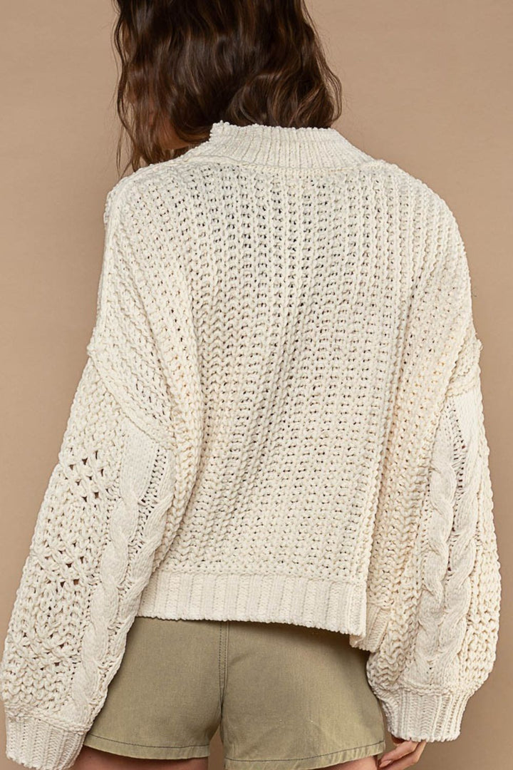 Stilla | Pullover med ståkrave og drejet maskestruktur