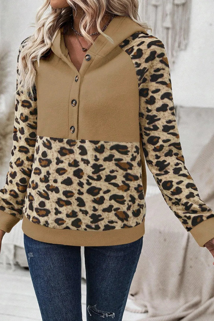 Stilla | Svedtrøje med lange ærmer og halv knap i leopardmønster