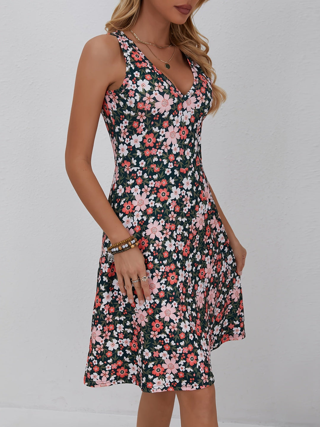 Stilla | Blomsterkjole Til Sommer Med V-Udsnit Let Midi